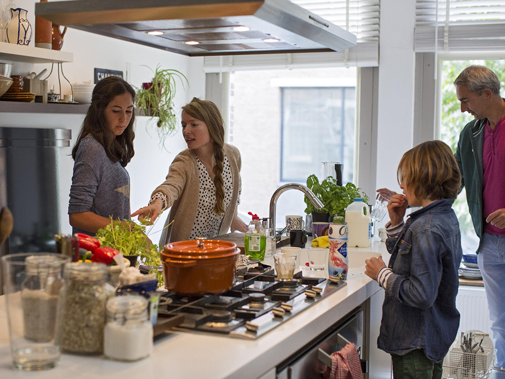 Gezin in de keuken