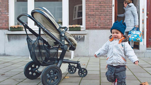 kind en kinderwagen 