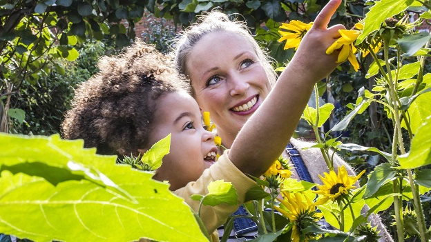 Moeder en dochter kijken naar bloemen