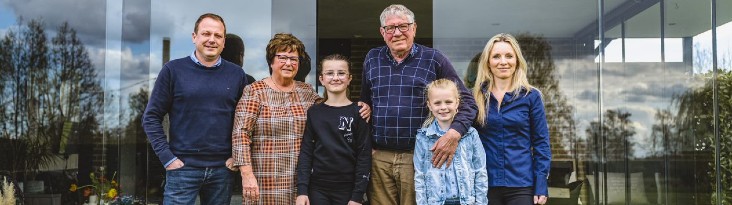 Bart van Esch woont samen met zijn gezin en ouders op één perceel. Hij vertelt waarom ze voor deze woonvorm hebben gekozen.