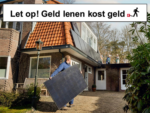 Zonnepenalen op dak met banner