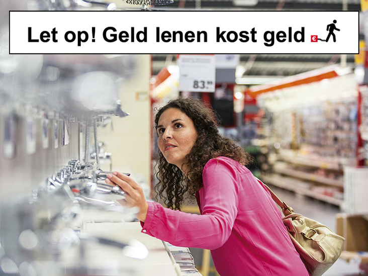 bekijkt kranen in bouwmarkt