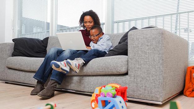 Moeder en zoon achter de laptop