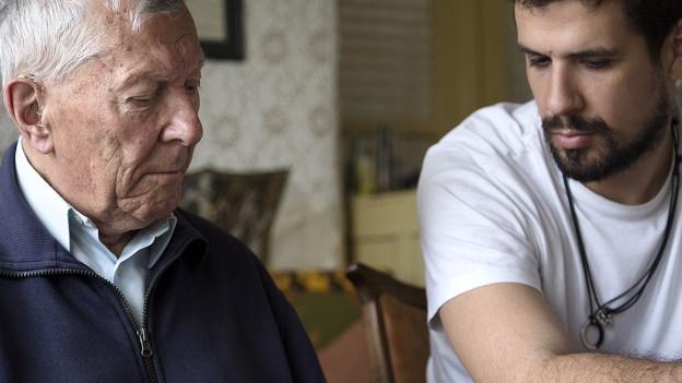 Vader en zoon bespreken overlijdensrisico verzekering Aegon