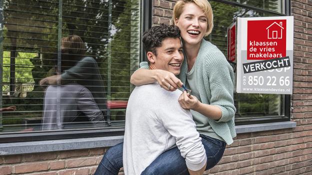 Blij stel voor hun nieuwe huis