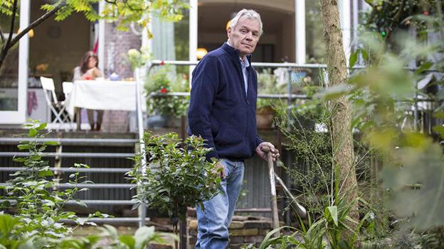 Oudere man in de tuin