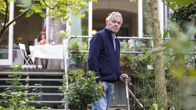 Oudere man in de tuin