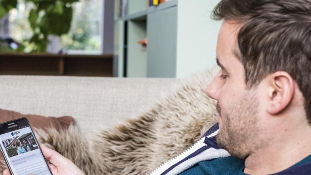Man downloadt mijn aegon app op telefoon