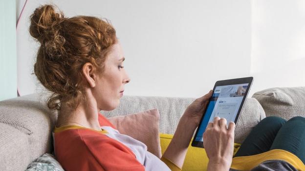 Vrouw bekijkt Mijn Aegon app op tablet