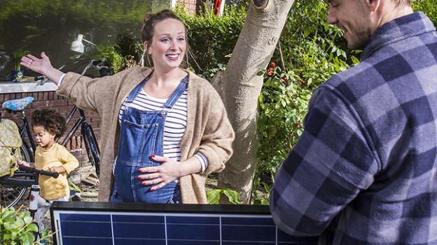 vrouw en zonnepaneel