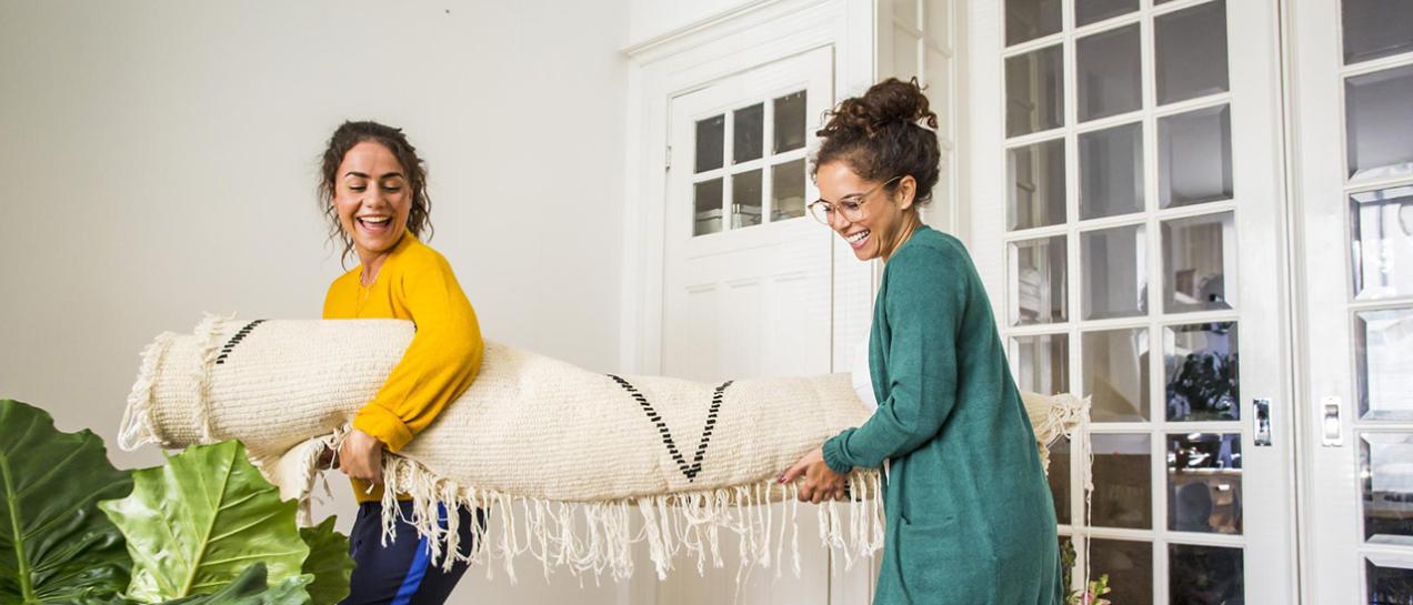 Twee jonge vrouwen verhuizen