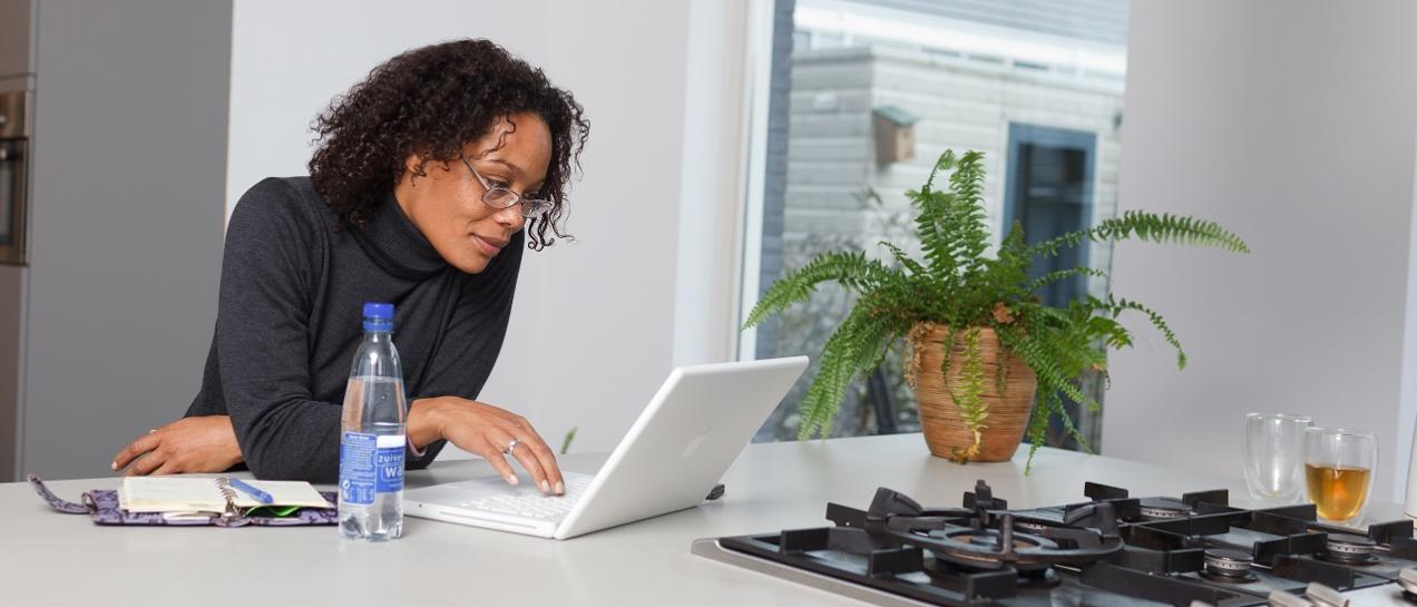 Vrouw achter laptop wijzigt product van Aegon