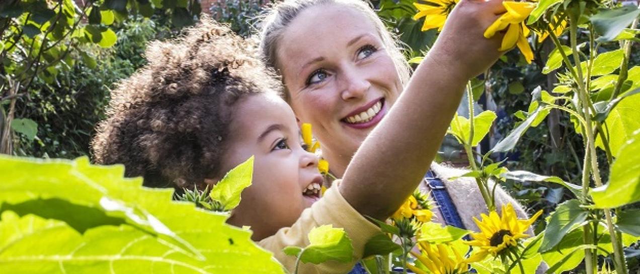 Moeder en dochter kijken naar bloemen