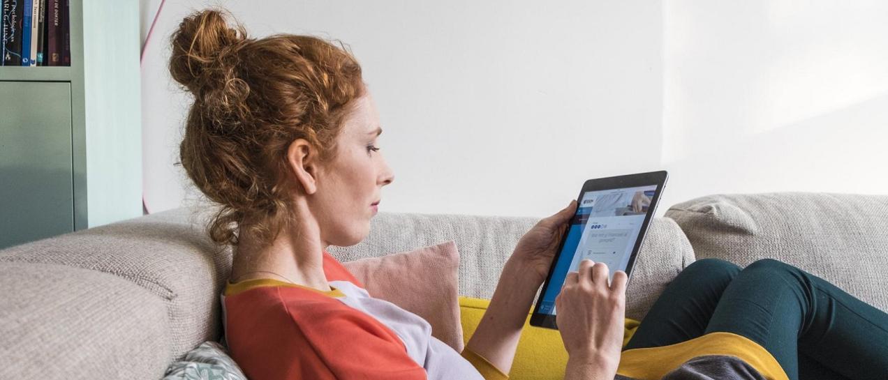 Vrouw bekijkt Mijn Aegon app op tablet