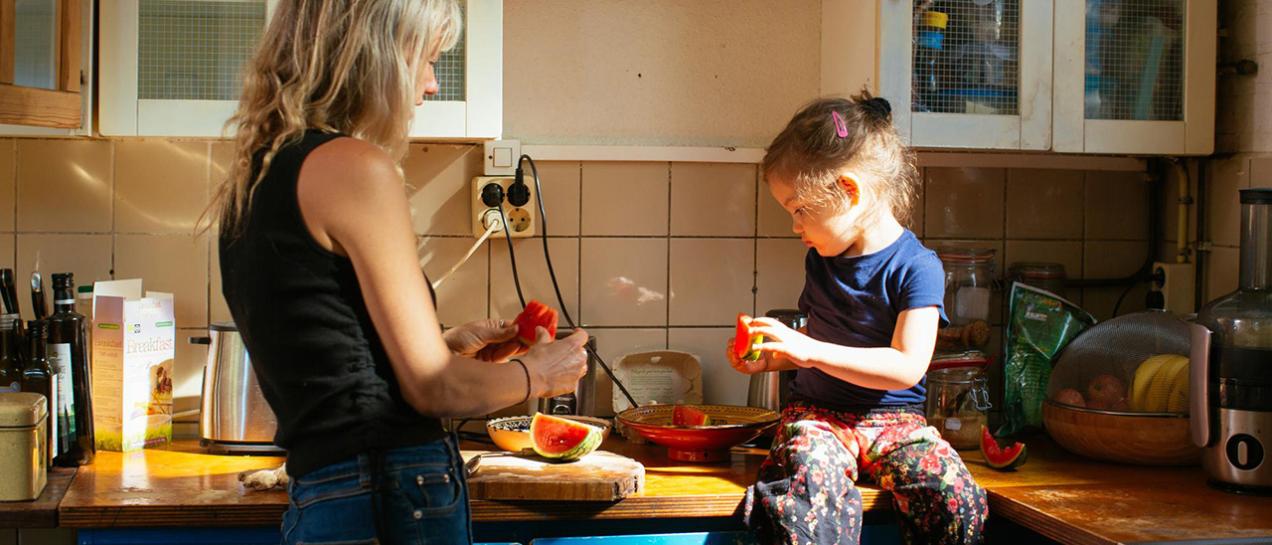 Moeder en dochter in de keuken