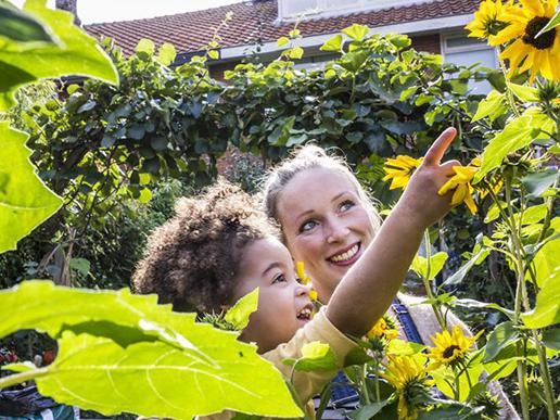 Moeder en dochter in de tuin