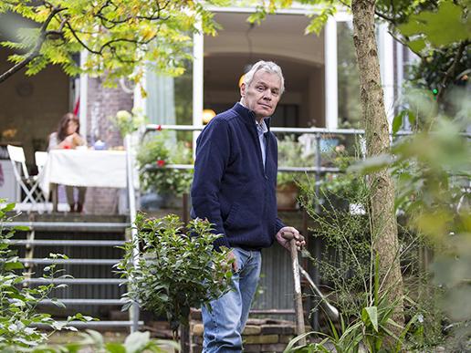 Oudere man in de tuin