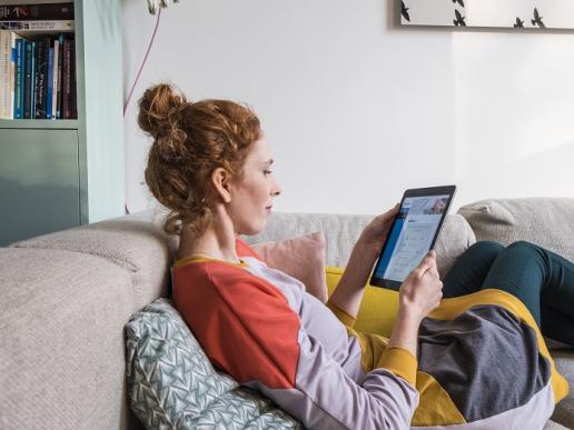 Dame met iPad alert op online diefstal