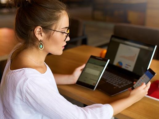 Vrouw achter laptop vergelijkt banken op Aegon website