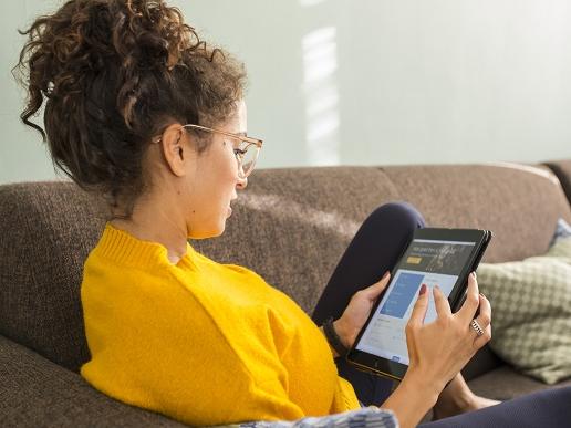 Vrouw bekijkt website Aegon op tablet