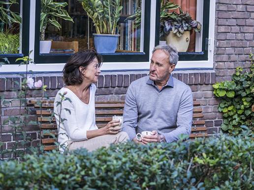 Samen een kop koffie drinken in de tuin