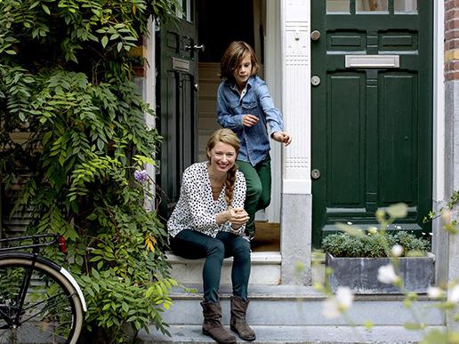 Moeder en zoon in de deuropening