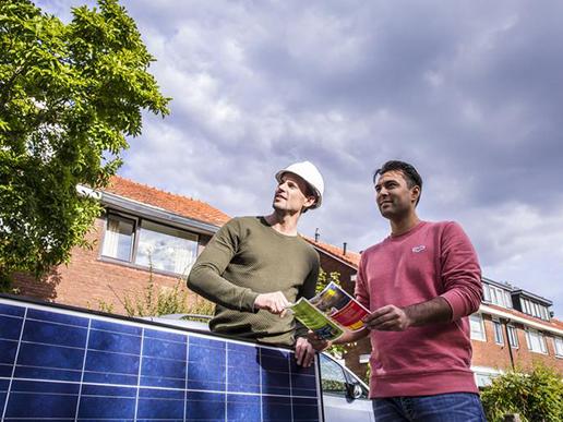 Mannen met zonnepanelen