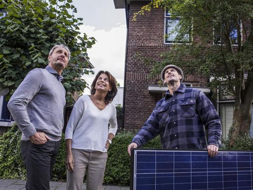 Zonnepanelen op het dak plaatsen