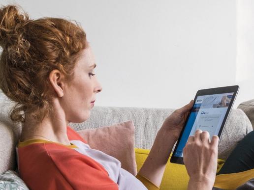 Vrouw bekijkt Mijn Aegon app op tablet