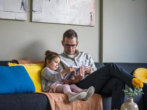 Papa met dochter op de bank