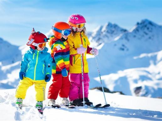 Wintersport kinderen in de sneeuw